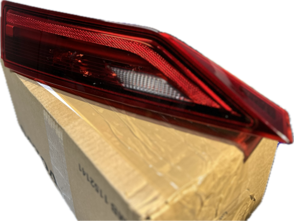 Lampa prawa na tylną klapę Volvo V90 31656786